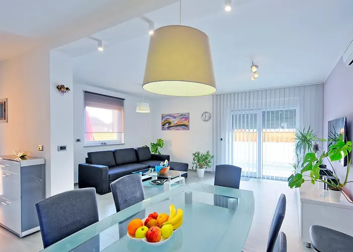 With Private Pool In Village Jadreski * Pula