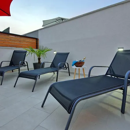 Villa With Private Pool In Village Jadreski *