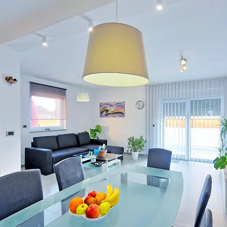 With Private Pool In Village Jadreski * Pula