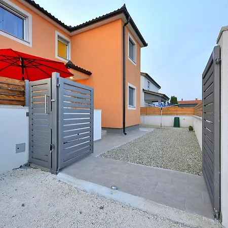 Villa With Private Pool In Village Jadreski *