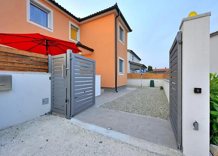 Villa With Private Pool In Village Jadreski *