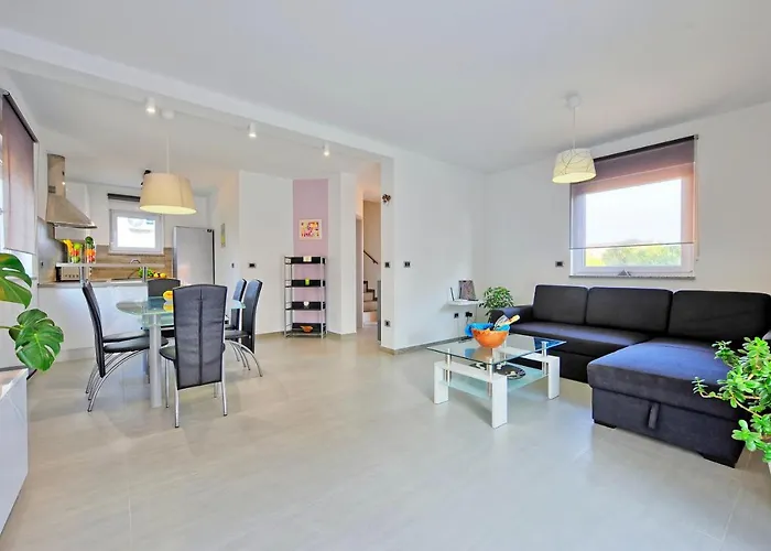 Vila With Private Pool In Village Jadreski Pula