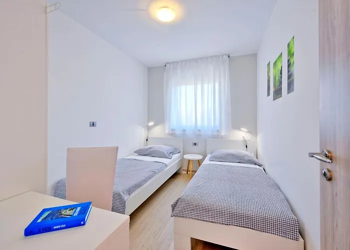 Vila With Private Pool In Village Jadreski Pula